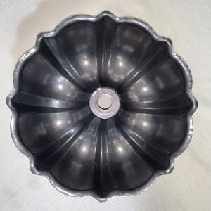 Nordic Ware Cast Aluminum Bundt Pan 10 Cup Capacity Nonstick Coating Baking XMas